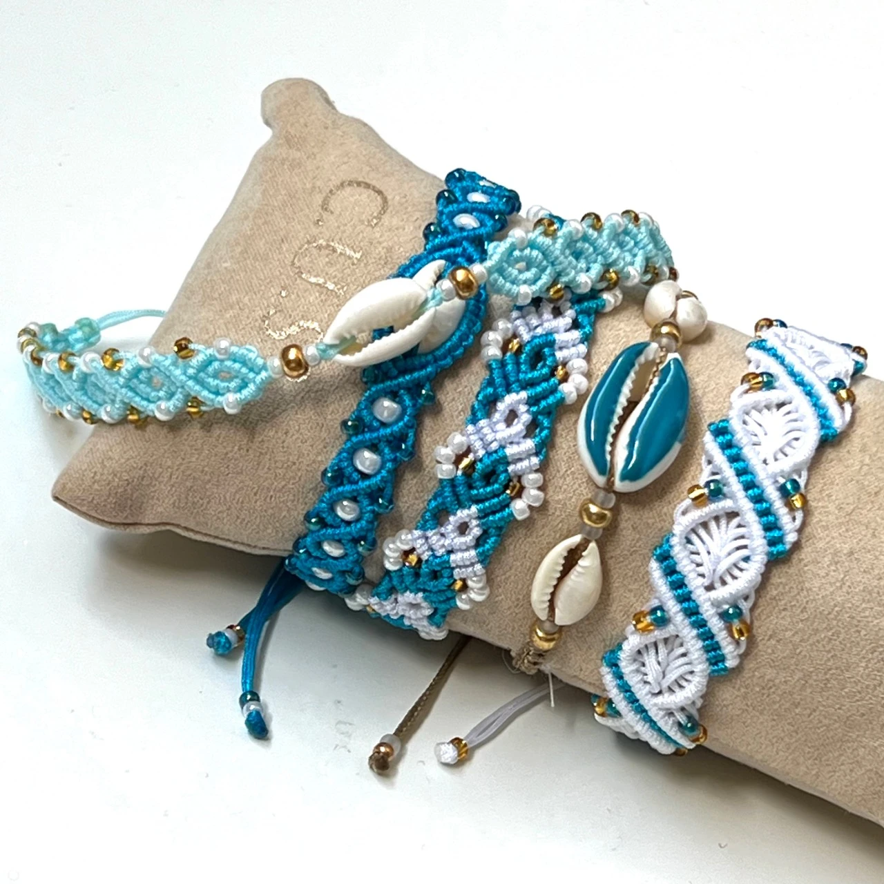 4 armbandjes+enkelbandje blauwtinten